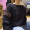 μπλε πλεκτή μπλούζα με σχέδιο στον ώμο