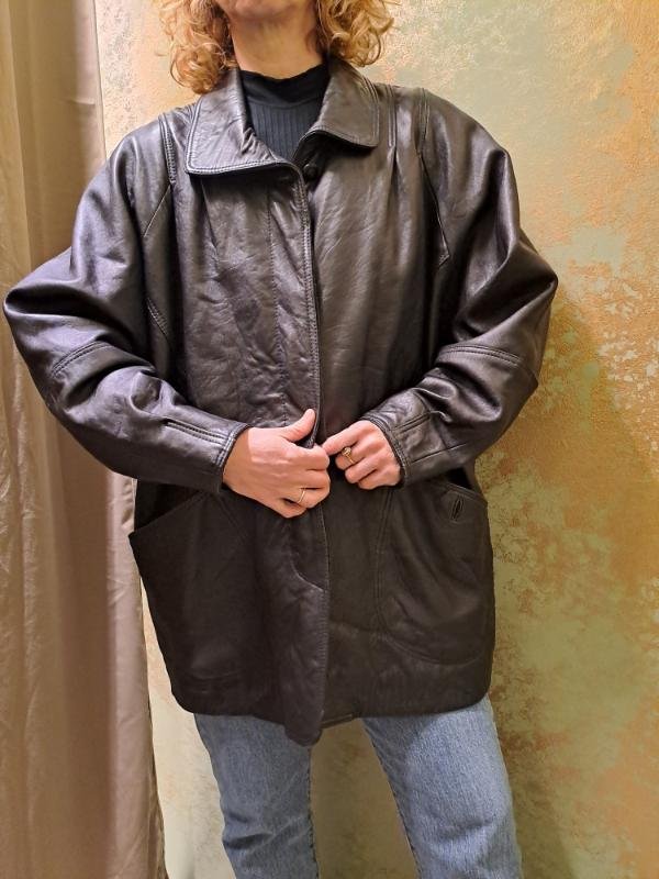 vintage black leather jacket loose fit and big pockets - Image 3