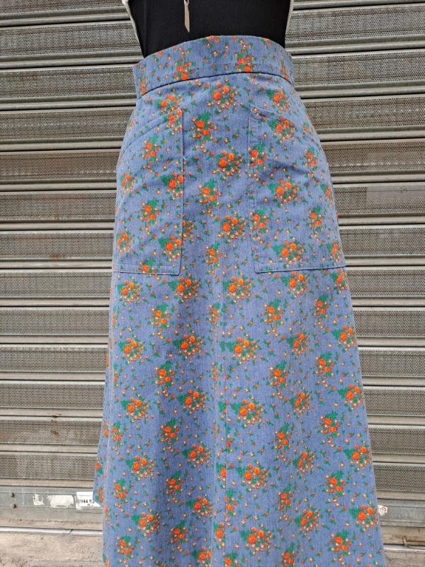 70's vintage A line denim floral skirt with pockets - Image 4