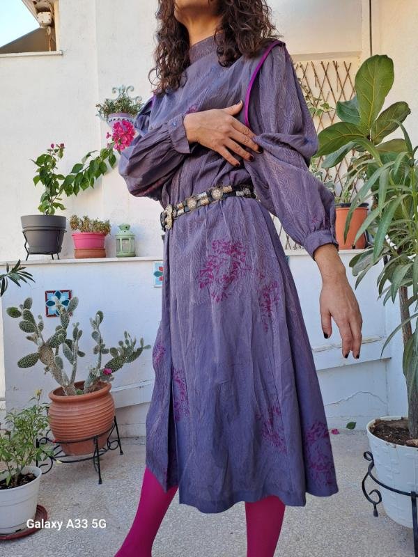 vintage metallic lilac midi dress with floral details and structured shoulders - Image 3
