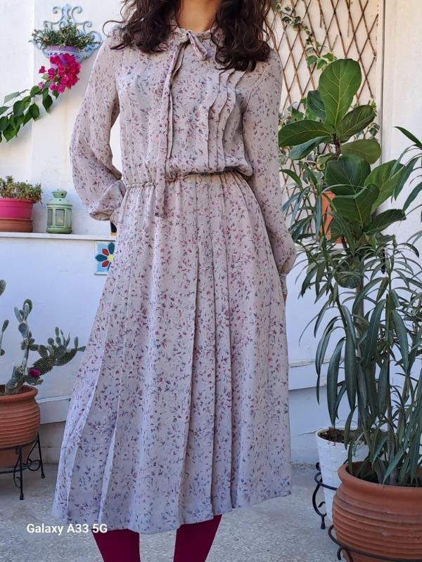 vintage romantic beige floral midi dress with tie neck detail and light pleats - Image 4
