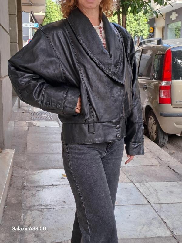 vintage cropped black leather jacket with wide lapels - Image 5