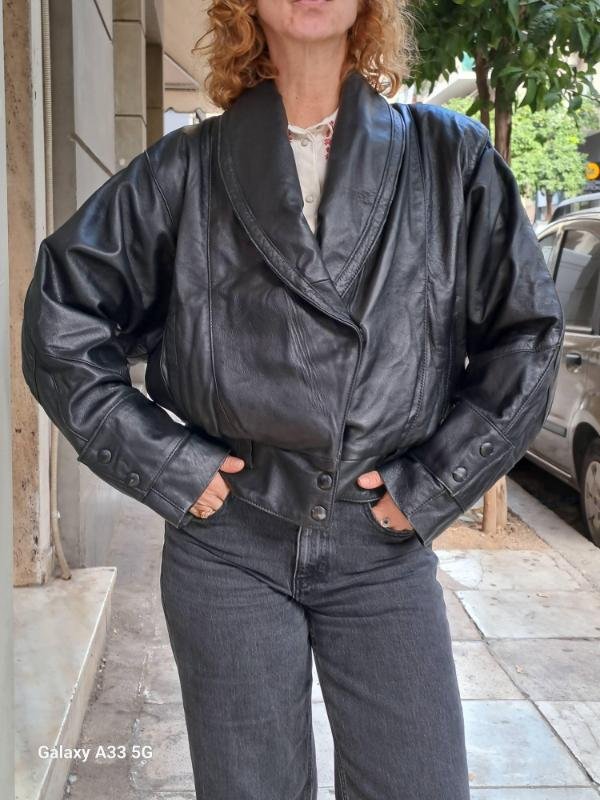 vintage cropped black leather jacket with wide lapels - Image 6