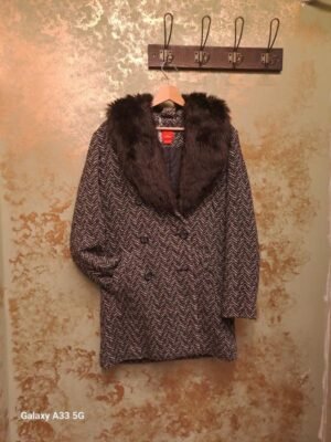 vintage black & white fishbone coat with removable faux fur collar