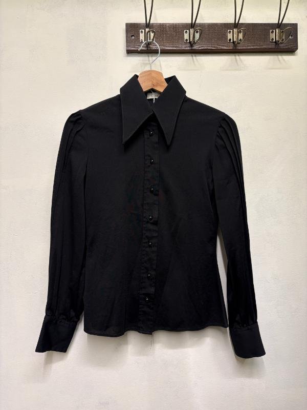 70's vintage black shirt with pleated sleeves and pointy lapels - Image 2