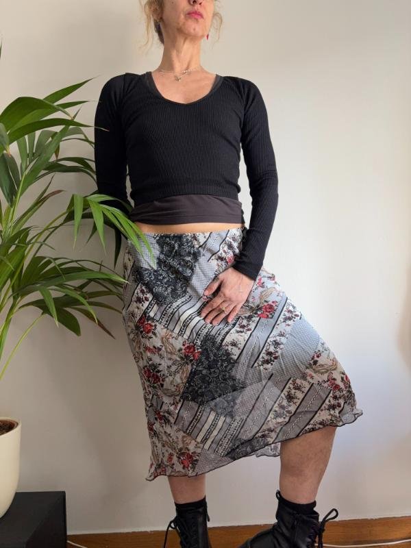 vintage y2k viscose light grey patterned midi skirt with elastic waist - Image 4