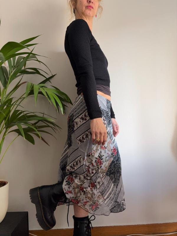 vintage y2k viscose light grey patterned midi skirt with elastic waist - Image 2