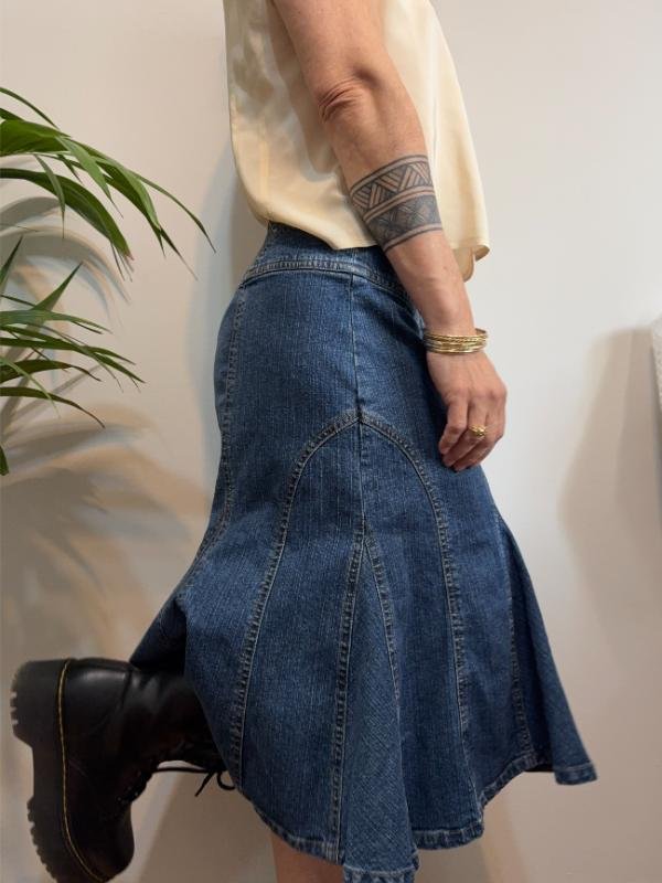 vintage y2k denim low waisted midi stretch skirt with flared hemline - Image 2