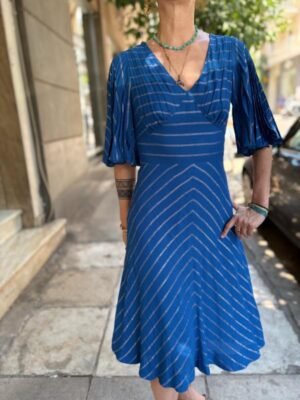 70's vintage blue stripped dress featuring fitted waist, flare skirt and acordeon sleeves - Image 3